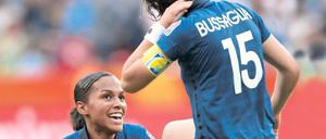 Weggeputzt. Die Französin Marie-Laure Delie (l.) pflegt den Schuh, mit dem Elise Bussaglia im Viertelfinale traf.