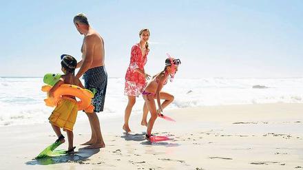 An den Strand geht’s zusammen, doch beim Lernen trennen sich die Wege von Eltern und Kindern – je nach Alter und Vorkenntnissen. Foto: picture-alliance/moodboard