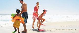 An den Strand geht’s zusammen, doch beim Lernen trennen sich die Wege von Eltern und Kindern – je nach Alter und Vorkenntnissen. Foto: picture-alliance/moodboard