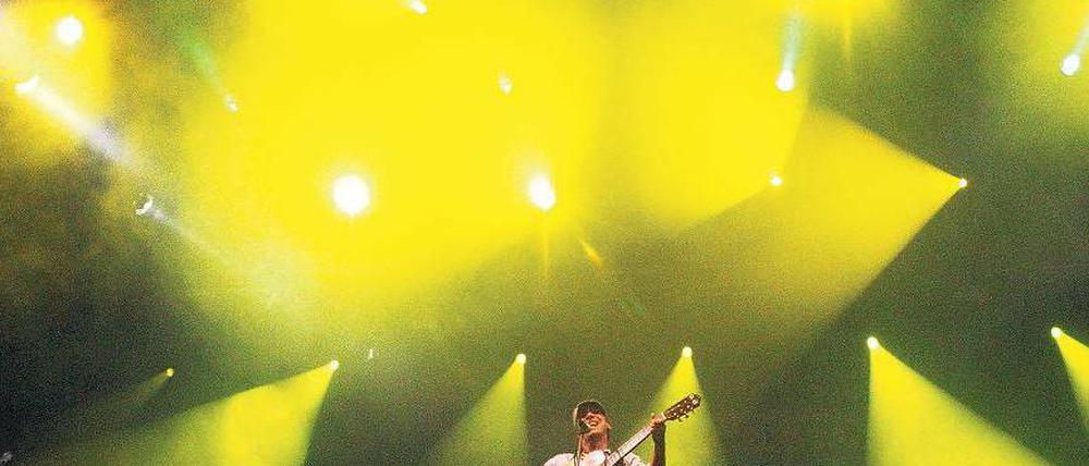 Stadt als Open-Air-Bühne. Das Festival bietet nicht nur lokalen und internationalen Theatergruppen Auftrittsmöglichkeiten, es hat sich auch als Musikfestival etabliert. Diesmal trat Manu Chao auf (Foto), außerdem Portishead und die Rentnercombo Young@Heart. Foto: dpa