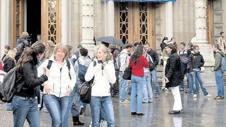 Willkommen? Hier freut sich die Uni Zürich noch auf ihre Studenten. Doch jetzt wehrt sie sich wie andere Hochschulen vor allem gegen die vielen Bachelor-Studierenden aus dem Ausland. Fremde Promovierende sollen dagegen weiter angelockt werden. Foto: Reuters