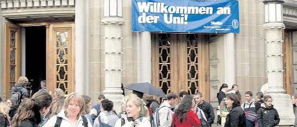 Willkommen? Hier freut sich die Uni Zürich noch auf ihre Studenten. Doch jetzt wehrt sie sich wie andere Hochschulen vor allem gegen die vielen Bachelor-Studierenden aus dem Ausland. Fremde Promovierende sollen dagegen weiter angelockt werden. Foto: Reuters