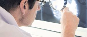 Unter der Lupe. Röntgenaufnahmen führen auf die Spur des Brustkrebses. Foto: p-a/BSIP