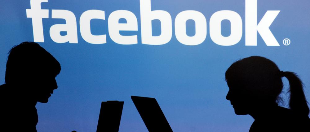 Facebook bringt Leute auch im echten Leben zusammen - sehr zum Ärger der Bevölkerung.