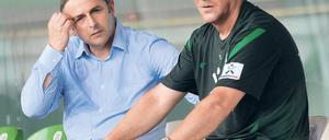 Allein auf der Tribüne. Manager Klaus Allofs (l.) und Trainer Thomas Schaaf fühlen sich vom Verein nicht genügend unterstützt. Foto: dpa