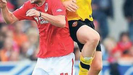 Wo es wehtut. Alexander Ludwig (l.) drehte das Spiel für Cottbus. Foto: dpa