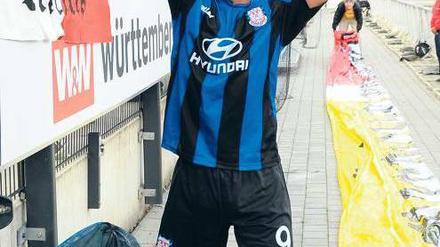 Ganz wie früher. Karim Benyamina feiert mit den Fans vom 1. FC Union. Foto: Koch