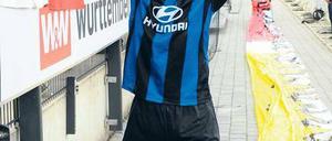 Ganz wie früher. Karim Benyamina feiert mit den Fans vom 1. FC Union. Foto: Koch