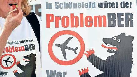 Dagegen. Die Proteste gegen die neuen Flugrouten lassen nicht nach - für den gestrigen Montag waren gleich zwei Demonstrationen angekündigt. Unser Bild zeigt eine Protestveranstaltung Ende Juni vor dem Flughafengelände in Schönefeld. Foto: dpa