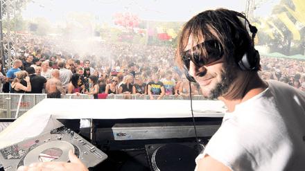 Zeremonienmeister. Ricardo Villalobos, 40, in Chile geboren und in Deutschland aufgewachsen, ist einer der bekanntesten DJs der Welt. In Berlin legt er regelmäßig im Berghain auf. Foto: p-a/dpa