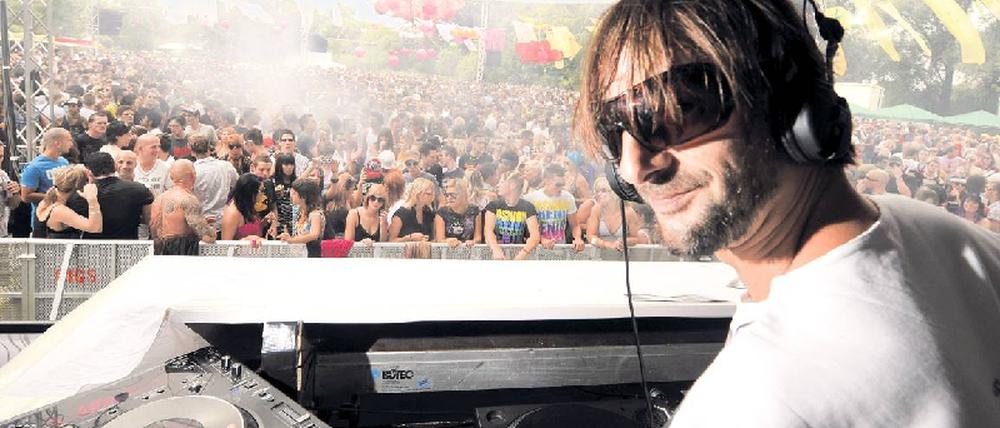 Zeremonienmeister. Ricardo Villalobos, 40, in Chile geboren und in Deutschland aufgewachsen, ist einer der bekanntesten DJs der Welt. In Berlin legt er regelmäßig im Berghain auf. Foto: p-a/dpa