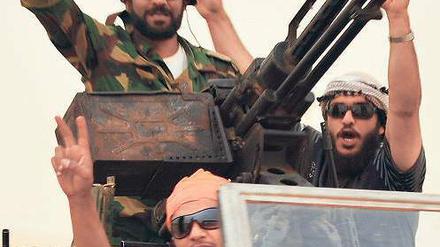Jubelnde Rebellen. Die internationale Libyen-Kontaktgruppe hat den Nationalen Übergangsrat der Rebellen inzwischen offiziell anerkannt. Foto: Reuters