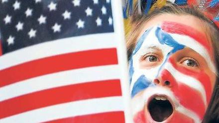 Stars and Stripes. So geschminkt wie diese Fußballfreundin, die das Spiel ihrer Mannschaft in Wolfsburg verfolgte, muss man bei den öffentlichen Partys am Sonntag nicht unbedingt erscheinen. Aber ein bisschen Begeisterung kann nicht schaden.