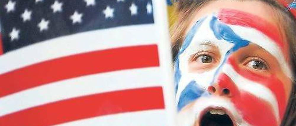 Stars and Stripes. So geschminkt wie diese Fußballfreundin, die das Spiel ihrer Mannschaft in Wolfsburg verfolgte, muss man bei den öffentlichen Partys am Sonntag nicht unbedingt erscheinen. Aber ein bisschen Begeisterung kann nicht schaden.