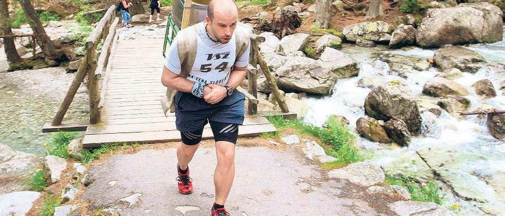 Das Gepäck wiegt oft mehr als der Träger selbst. Europas letzte Sherpas sind in der slowakischen Hohen Tatra im Einsatz – und schwärmen von der Freiheit, Energie und Ausdauer, die ihnen dieser Beruf gibt. Viele tragen seit Jahrzehnten Essen, Getränke und Wäsche auf entlegene Berghütten des Hochgebirges. Foto: Jan Kroslak/AFP