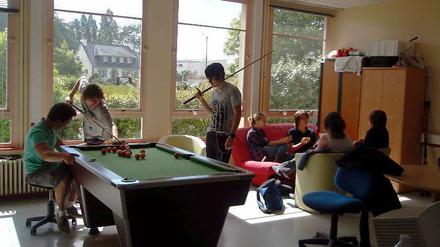 Billardspielen im MDL-Freizeitraum am Lycée Felix LeDantec.