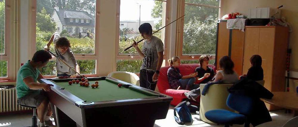 Billardspielen im MDL-Freizeitraum am Lycée Felix LeDantec.