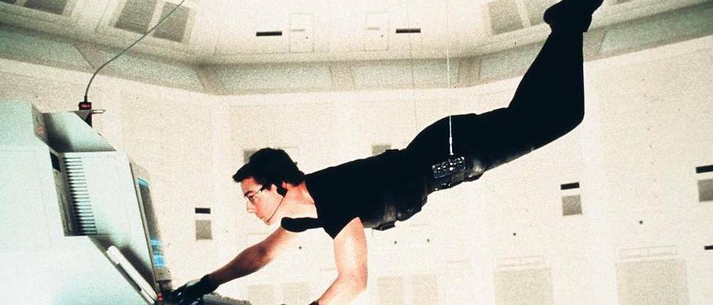 Spurenlos. Früher fehlte hinterher was, wenn die Diebe da waren. Heute ist nach dem Diebstahl alles noch da: Tom Cruise hält es in „Mission Impossible“ in der Schwebe. Foto: p-a/dpa