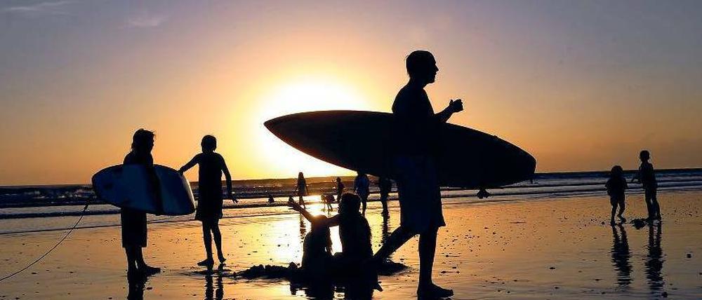 Entspannt. Anleger, die nicht vom Strand aus ihren Bankberater anrufen wollen, sollten ihre Aktien, Anleihen, Fonds, Rohstoffe oder Derivate vor dem Urlaub checken – und in Sicherheit bringen. Foto: AFP