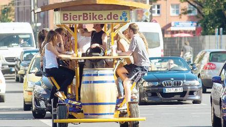 Hauptsache draußen. Wenn sich die Menschen an den Seen und Parks sammeln, bleibt für die Polizei selten Ärger aus: Diebstähle, Lärmbelästigung, Sachbeschädigung … Diebe haben es auch auf die Touristen abgesehen.