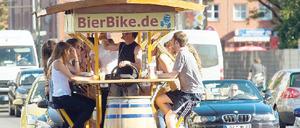 Hauptsache draußen. Wenn sich die Menschen an den Seen und Parks sammeln, bleibt für die Polizei selten Ärger aus: Diebstähle, Lärmbelästigung, Sachbeschädigung … Diebe haben es auch auf die Touristen abgesehen.