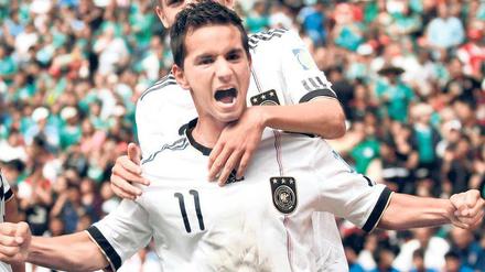 Jubel-Okan. Der zweifache Torschütze beim 4:3-Sieg gegen Brasilien, Okan Aydin, steht bei Bayer Leverkusen bis 2016 unter Vertrag. Foto: AFP