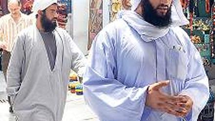 Die Wirtschaft stagniert. Die Nachbarschaft zum Bürgerkriegsland Libyen lässt Investoren zögern, auch Touristen bleiben aus.