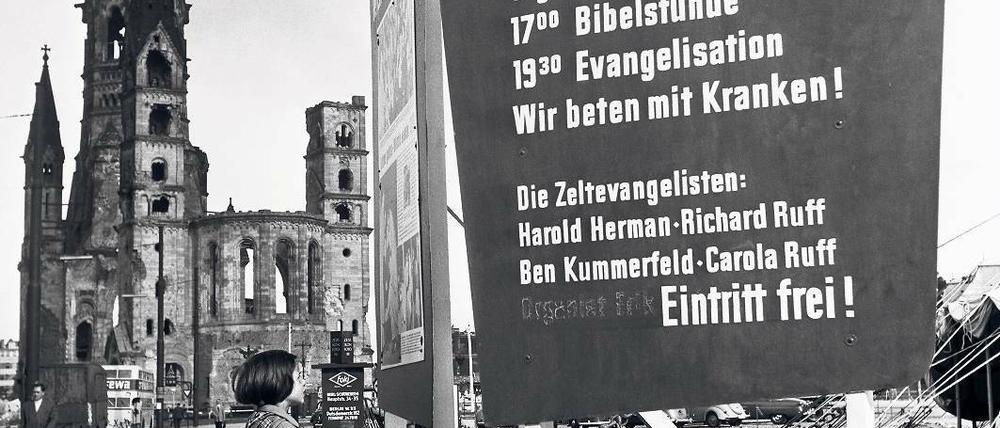 Glaube an die Einheit. Unter dem Motto „Wir sind doch Brüder“ trotzten die Organisatoren des evangelischen Kirchentags 1951 den politischen Verhältnissen in der Frontstadt des Kalten Krieges. Foto: Ullstein/Maschke