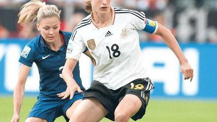 Mittelscheitel auf rechts. Kerstin Garefrekes spielt meist so akkurat, wie es ihre Frisur verspricht.