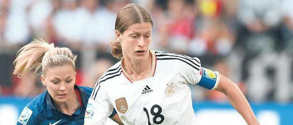 Mittelscheitel auf rechts. Kerstin Garefrekes spielt meist so akkurat, wie es ihre Frisur verspricht.