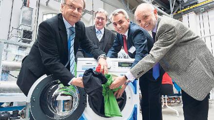 Saubermänner. Von links: Reinhard Thümer (Beuth-Hochschule), Jörg Steinbach (TU Berlin), Matthias Ginthum (Bosch und Siemens Hausgeräte) und Michael Heine (HTW) beim Waschen. Foto: dapd