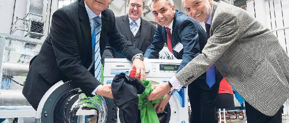 Saubermänner. Von links: Reinhard Thümer (Beuth-Hochschule), Jörg Steinbach (TU Berlin), Matthias Ginthum (Bosch und Siemens Hausgeräte) und Michael Heine (HTW) beim Waschen. Foto: dapd
