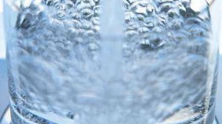 Halb voll oder halb leer? Bürger, Politiker und Wirtschaft hoffen, dass die relativ hohen Berliner Wassertarife demnächst sinken. Die Verhandlungen dazu sind schwierig. Foto: dpa