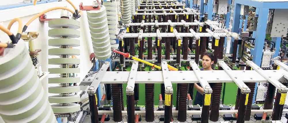 Unter Strom. Mit gewaltigen elektrischen Strömen werden am Hochfeld-Magnetlabor am Helmholtz-Zentrum Dresden-Rossendorf die stärksten Magnetfelder der Erde erzeugt.