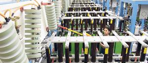 Unter Strom. Mit gewaltigen elektrischen Strömen werden am Hochfeld-Magnetlabor am Helmholtz-Zentrum Dresden-Rossendorf die stärksten Magnetfelder der Erde erzeugt.