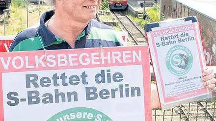 Brett vorm Bauch. Ein Aktivist am Bahnhof Warschauer Straße.