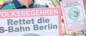 Brett vorm Bauch. Ein Aktivist am Bahnhof Warschauer Straße.