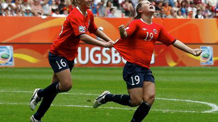 Sichtbare Erleichterung. Norwegens Elise Thorsnes und Emilie Haavi feiern das Siegtor.