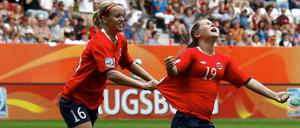 Sichtbare Erleichterung. Norwegens Elise Thorsnes und Emilie Haavi feiern das Siegtor.