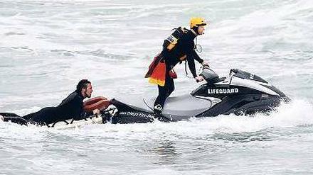 Wasserpatrouille. Zwei Lifeguards am Strand von Ocean Beach. 