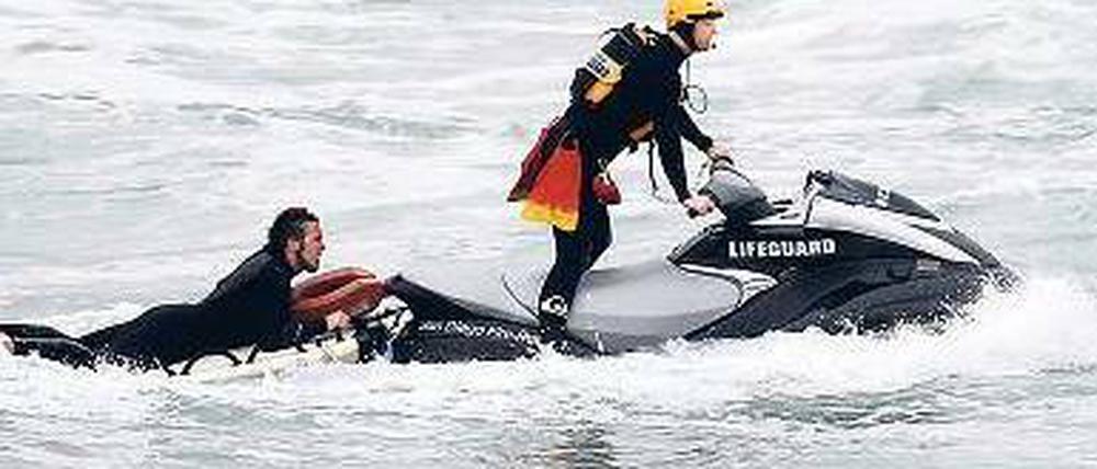 Wasserpatrouille. Zwei Lifeguards am Strand von Ocean Beach. 