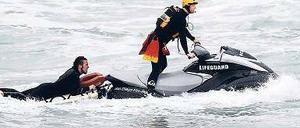 Wasserpatrouille. Zwei Lifeguards am Strand von Ocean Beach. 