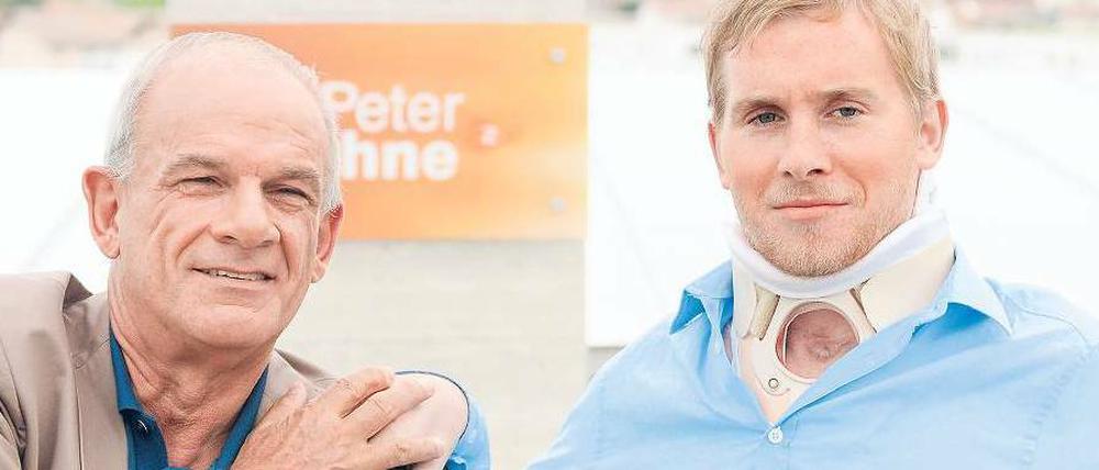 Zum einjährigen Jubiläum hat sich Peter Hahne (links) mit Samuel Koch getroffen. Der 23-Jährige war in der ZDF-Show „Wetten, dass..?“ so schwer gestürzt, dass er seitdem querschnittsgelähmt ist.