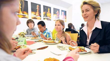 Gute Miene. Mittagessen, Schulausflüge und die Teilhabe an Sportvereinen liefen gut, aber vor allem bei der Lernförderung gebe es Probleme, sagte Ursula von der Leyen am Dienstag.