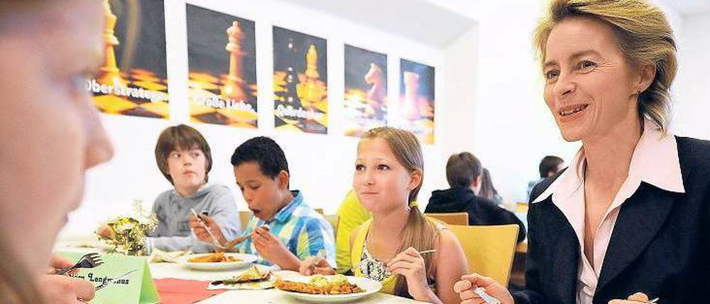 Gute Miene. Mittagessen, Schulausflüge und die Teilhabe an Sportvereinen liefen gut, aber vor allem bei der Lernförderung gebe es Probleme, sagte Ursula von der Leyen am Dienstag.