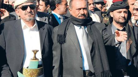 Früher Seite an Seite, heute Feinde: Der Stamm von Scheich Sadek el Ahmar (li.) und seinem Bruder Hamid (re.) kämpft gegen Jemens Staatschef Ali Abdallah Saleh. Das Foto zeigt die Brüder bei der Beerdigung ihres Vaters im Jahr 2007. Foto: Khaled Fazaa/AFP