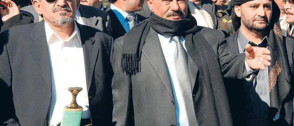 Früher Seite an Seite, heute Feinde: Der Stamm von Scheich Sadek el Ahmar (li.) und seinem Bruder Hamid (re.) kämpft gegen Jemens Staatschef Ali Abdallah Saleh. Das Foto zeigt die Brüder bei der Beerdigung ihres Vaters im Jahr 2007. Foto: Khaled Fazaa/AFP