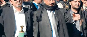 Früher Seite an Seite, heute Feinde: Der Stamm von Scheich Sadek el Ahmar (li.) und seinem Bruder Hamid (re.) kämpft gegen Jemens Staatschef Ali Abdallah Saleh. Das Foto zeigt die Brüder bei der Beerdigung ihres Vaters im Jahr 2007. Foto: Khaled Fazaa/AFP