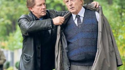Gut gespielt oder unheilbar krank? Kommissar Batic (Miroslav Nemec, links) kümmert sich um den verwirrten Max Lasinger (Günther Maria Halmer). Foto: BR