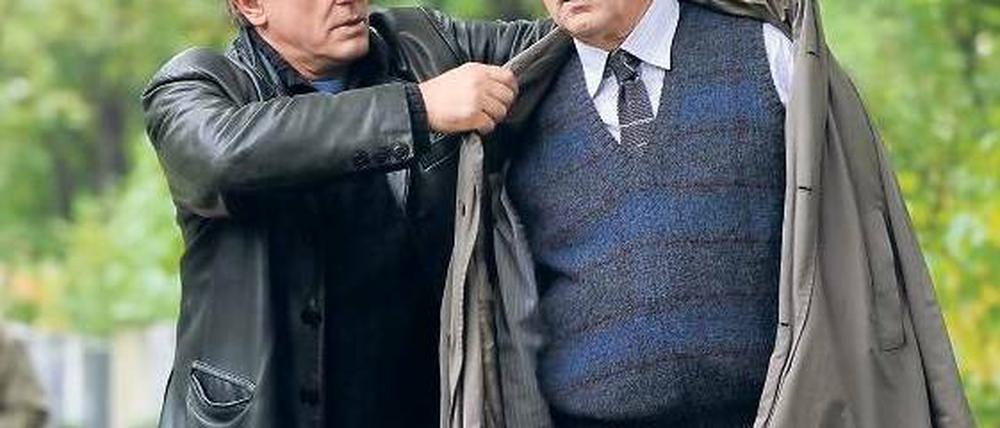 Gut gespielt oder unheilbar krank? Kommissar Batic (Miroslav Nemec, links) kümmert sich um den verwirrten Max Lasinger (Günther Maria Halmer). Foto: BR